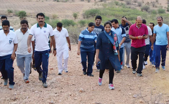 Police Officials Trecking On Thanagala Hill - Sakshi