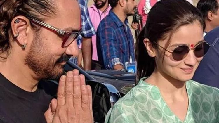 Aamir Khan And Alia Bhatt Participated In Shramadhan At Latur - Sakshi