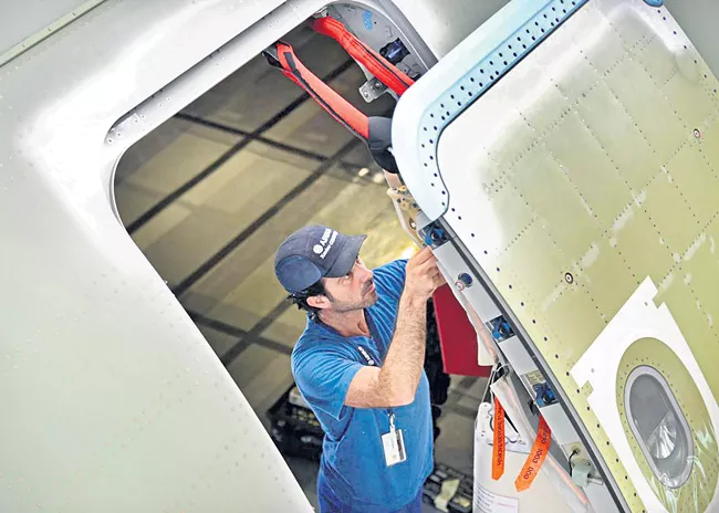 Man Opens Plane Door For Air In China - Sakshi