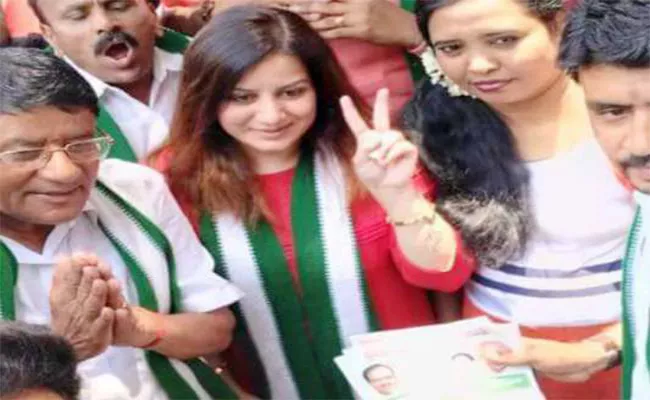 Actress Pooja Gandhi campaigns in unlit tribal hamlet for JDS - Sakshi