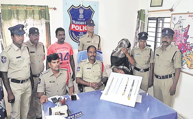 Lady Thief Arrested - Sakshi