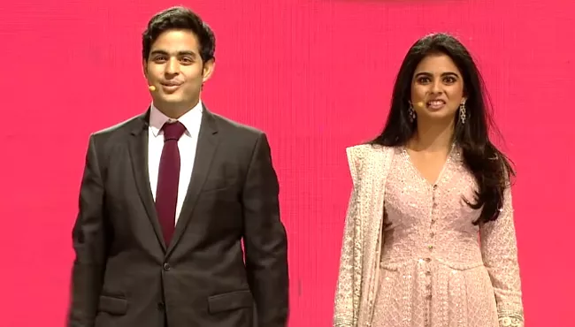 Akash Ambani Makes An Emotional Speech For Sister Isha - Sakshi