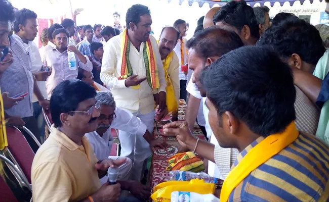 TDP Leaders Conflicts In Bicycle trip PSR Nellore - Sakshi