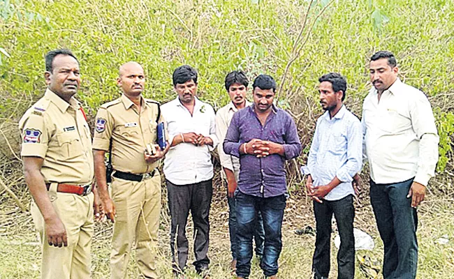 Four people arrested for playing cards - Sakshi