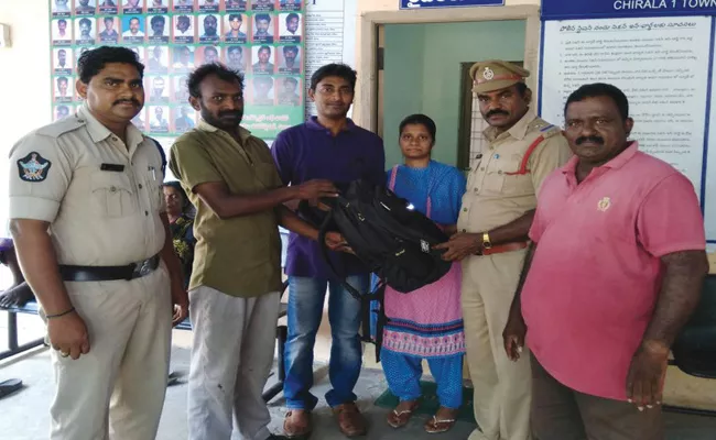 Auto Driver Return To Jewellery Bag In Police Station - Sakshi