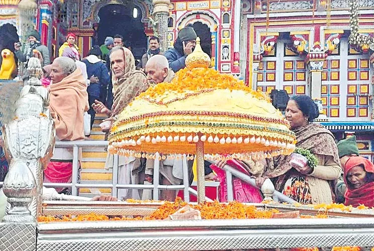 New gold umbrella installed at Badrinath  - Sakshi