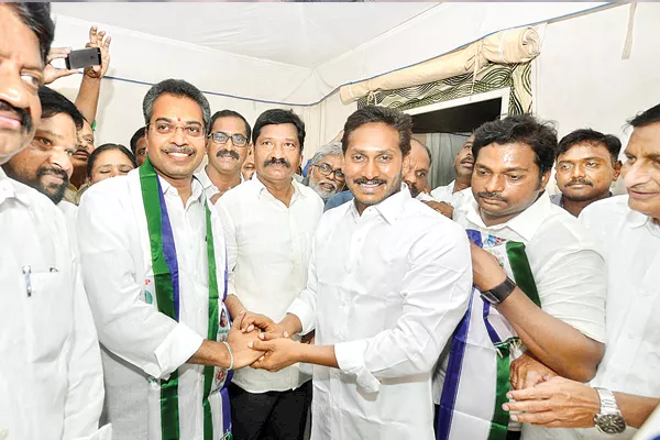 Vasantha family joined into ysrcp - Sakshi