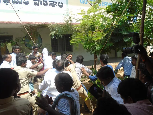 Fight Between TRS And Congress Leaders At Gadwal - Sakshi