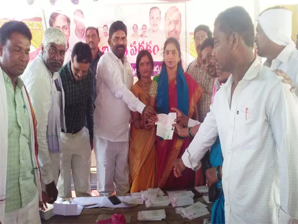 MLA Rekha Nayak Rythu Bandhu Checks Distribution - Sakshi