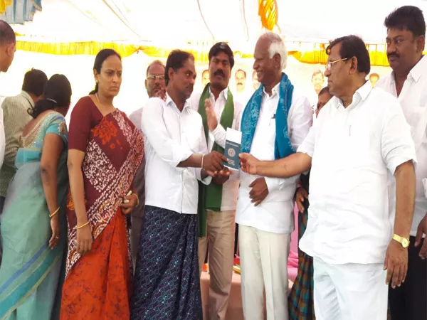 Dy CM Kadiyam Srihari Distributes Rythu Bandhu Cheques - Sakshi