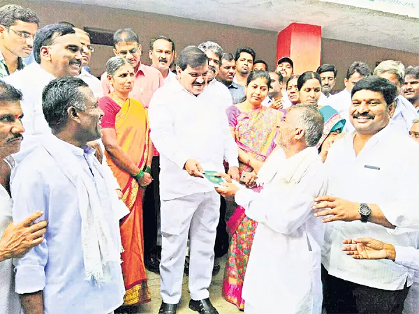 Rythu Bandhu Cheque Distribution Mahendra Reddy - Sakshi