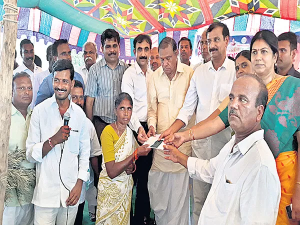 Rythu Bandhu Cheque Distribution Kotha Prabhakar Reddy - Sakshi