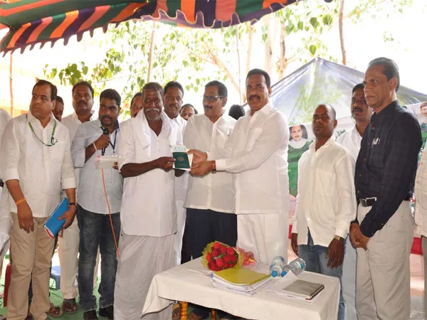 Rythu Bandhu Cheque Distribution Govardhan - Sakshi