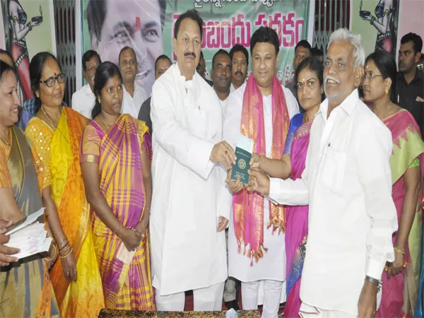 Rythu Bandhu Cheque Distribution MLA Ganesh Gupta - Sakshi