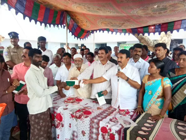 Jupalli Krishnarao Distributed Rythu Bandhu Checks - Sakshi