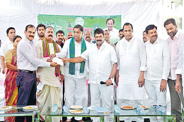 Minister talasani given back the Rythu bandhu Check - Sakshi