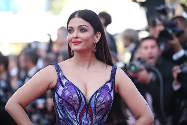 Aishwarya Rai Bachchan looks stunning on the red of the Cannes Film Festival  - Sakshi