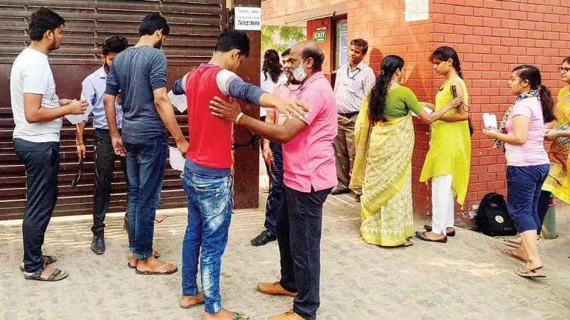 Polytech hopefuls brave shirtless exam in Bihar - Sakshi