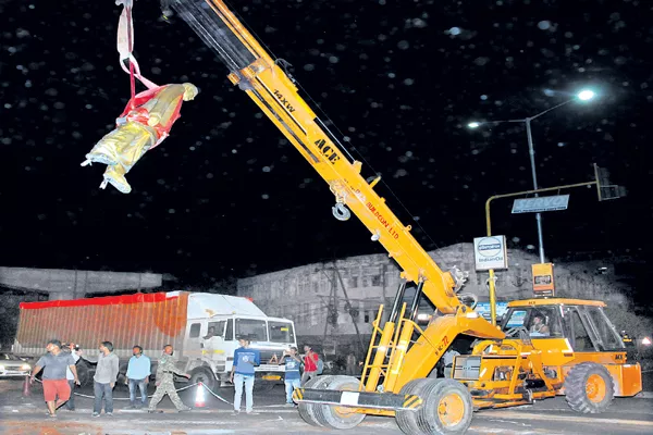 Kakani Venkata Ratnam idol Demolish in Vijayawada - Sakshi