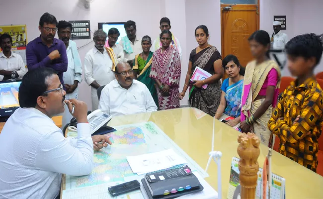 Child Line Officials Councelling On Child Marriage In Kurnool - Sakshi