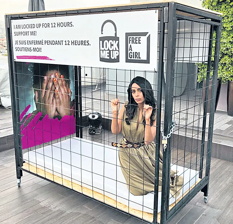 Mallika Sherawat locks herself in a cage - Sakshi