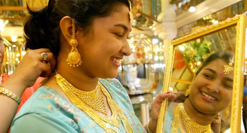 Gold Slumps By Rs 430 On Muted Demand, Weak Global Cues - Sakshi