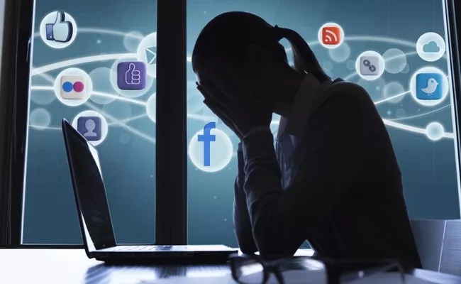 Checking Social Media After 10 pm Leads To Depression, Loneliness - Sakshi