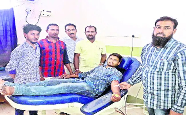 Need blood donors - Sakshi