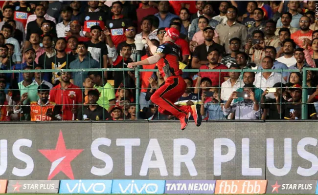 Hales dismissed by ab sensational catch - Sakshi