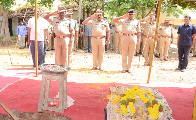 Police Official Funeral For Police Dog Pranky In Guntur - Sakshi