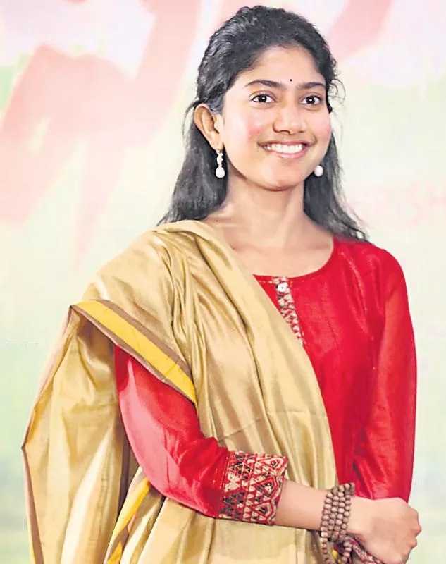 Sai Pallavi to play an auto driver in Dhanush Maari 2? - Sakshi