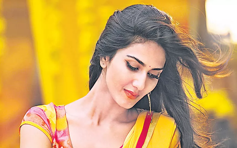 Vaani Kapoor to romance Ranbir Kapoor  - Sakshi