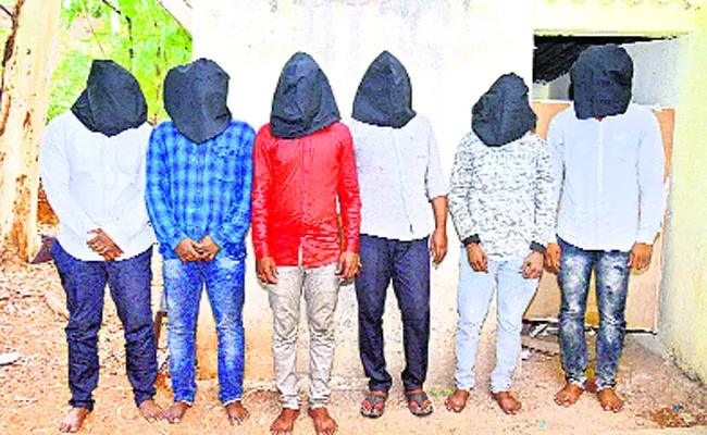 A gang of kidnappers arrested - Sakshi