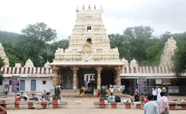 Mahanandi Temple Staff Insult To Devotees In Kurnool - Sakshi