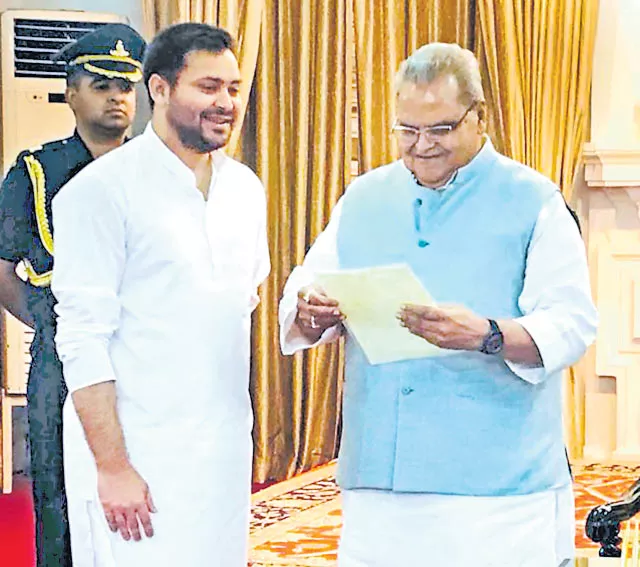 Tejashwi meets Bihar Governor, formally stakes claim to form government in the state - Sakshi