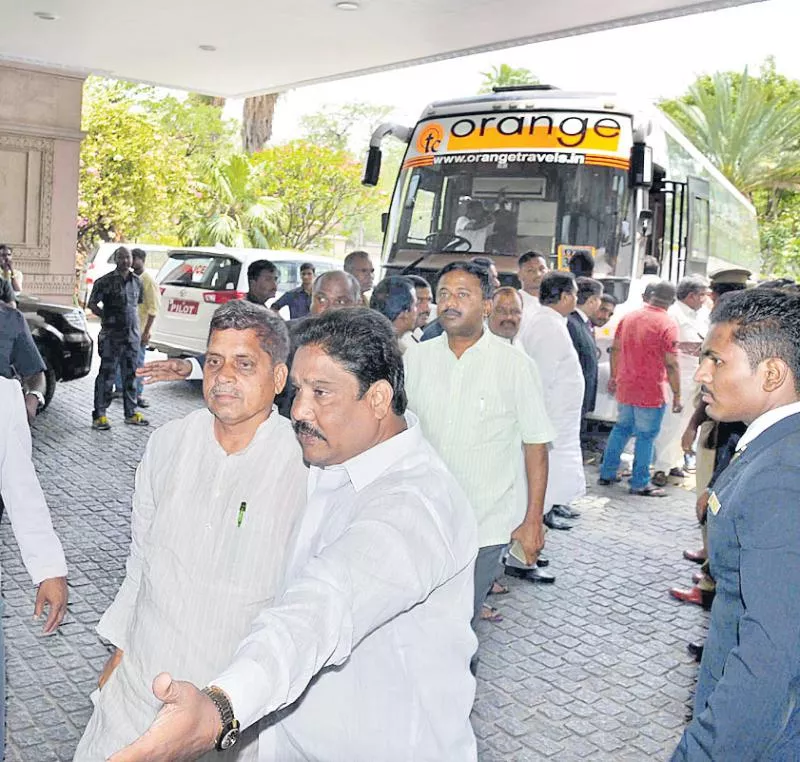 Congress, jds MLAs Stays In Hyderabad - Sakshi