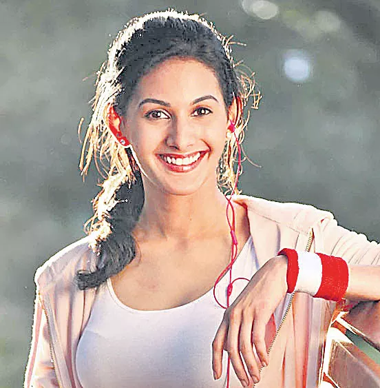 Amyra Dastur to play the female lead in GV Prakash - Sakshi