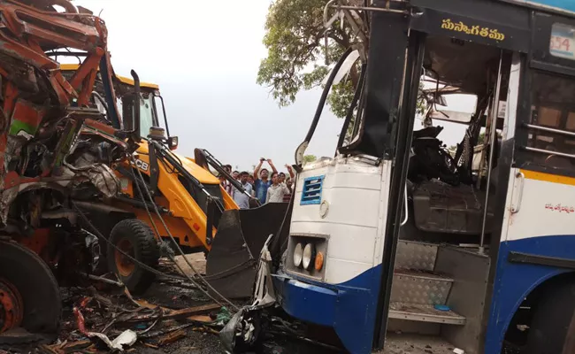 Bus Accident At Karimanagar High Way - Sakshi