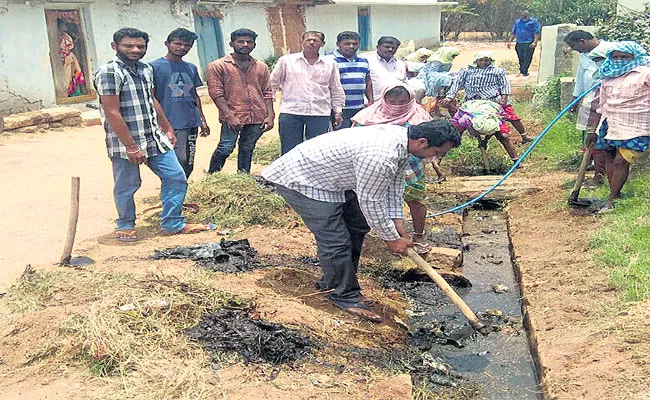 MPTC member cleaned sewage channels - Sakshi