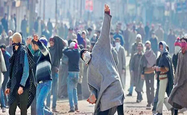 Stone Pelters Attack School Bus Two Children Injured In Kashmir - Sakshi