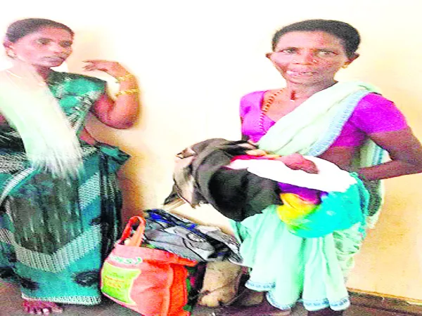 Women Birth On Road Warangal - Sakshi