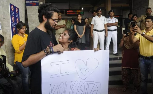 Youth Offers Free Hugs At Dum Dum Metro Station Kolkata - Sakshi