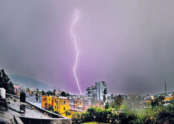 Thunderstorm rain at Few district in AP - Sakshi