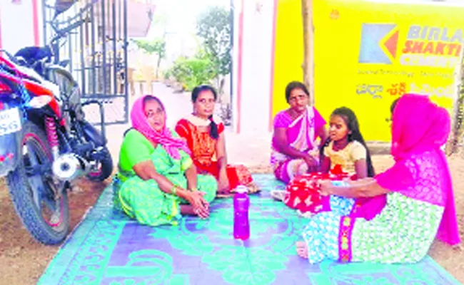 Wife Silent Protest Before Husbands House At Khanapuram - Sakshi