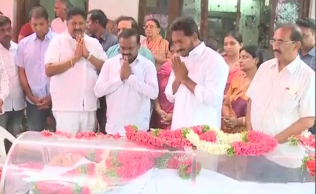 YS Jagan Leaves For Hyderabad Pays Tribute To Somayajulu Deaths - Sakshi