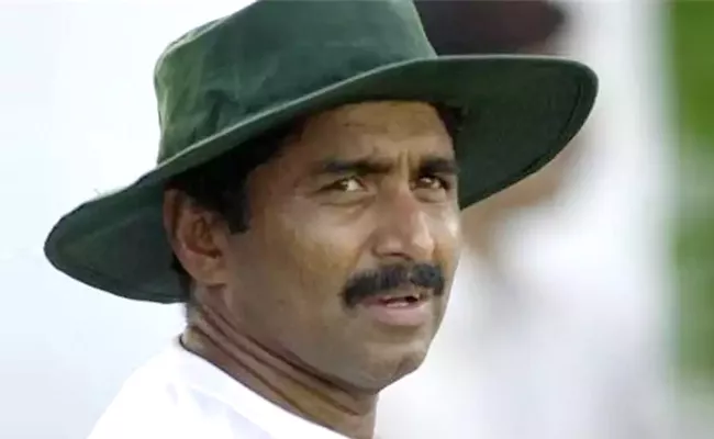 No harm in experimenting, says Miandad - Sakshi