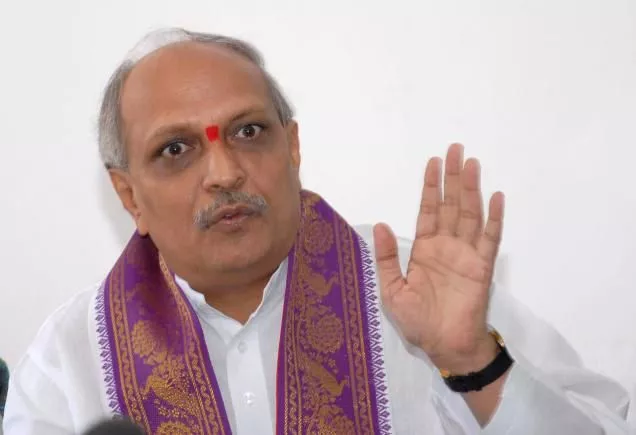 former cs iyr krishna rao fires on government over Ramana Deekshitulu  - Sakshi