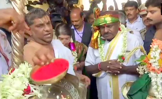 Kumaraswamy Prayers At Lakshmi Narasimha Temple In Hassan - Sakshi