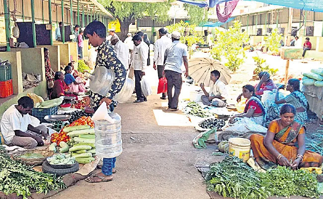 Traders increasing prices of vegetables - Sakshi