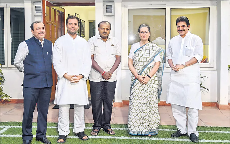 Kumaraswamy to Discuss Govt Formation With Sonia, Rahul on Monday - Sakshi